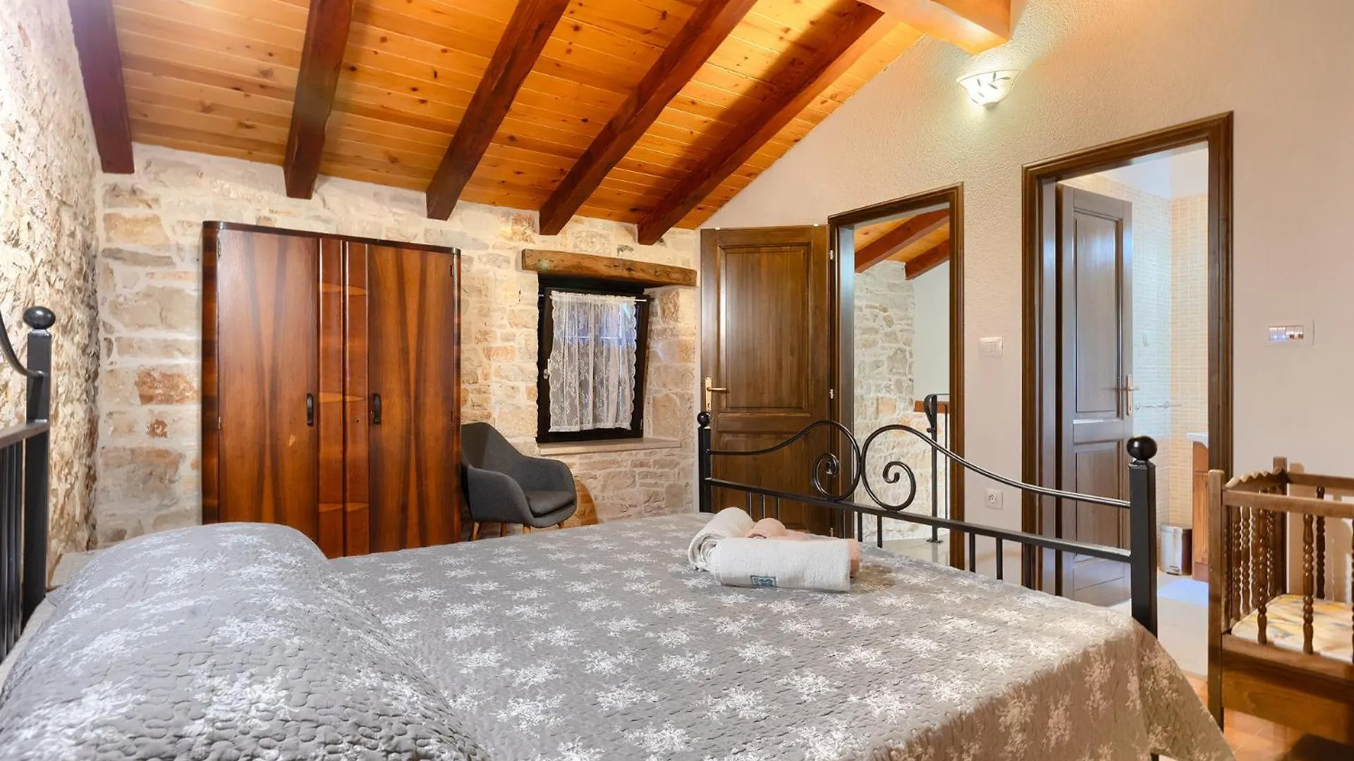 Beautiful Villa Gospodi With Pool In Tinjan Radetici