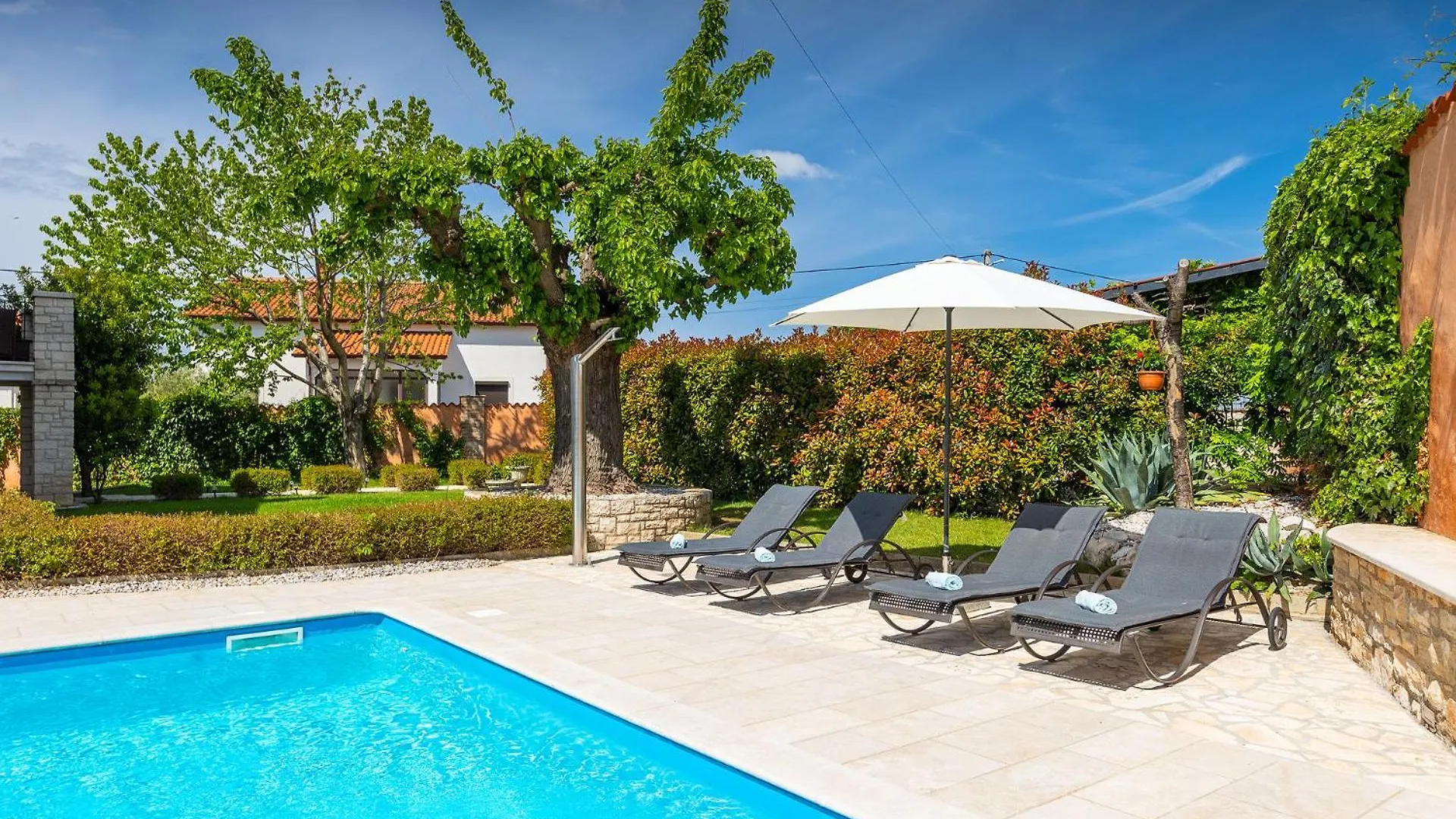 Beautiful Villa Gospodi With Pool In Tinjan Radetici